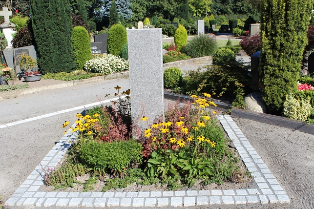 Friedhof urnenpartnergrab mit Stele