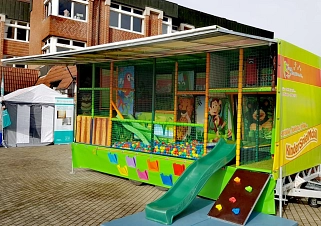 Spielpark für Kinder in einem Anhänger - vergrößerte Bildanzeige öffnen © JM Eventattraktion